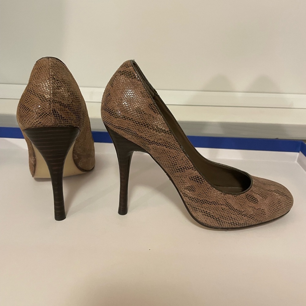 Leather high heels pump. Size is 7M.